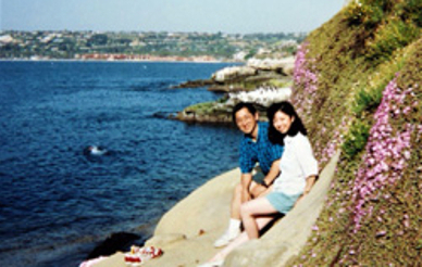 UC San Diego alumni James J. Ong, MD ’89 and Linda Tseng-Ong ’87 pose for a photo by the ocean.